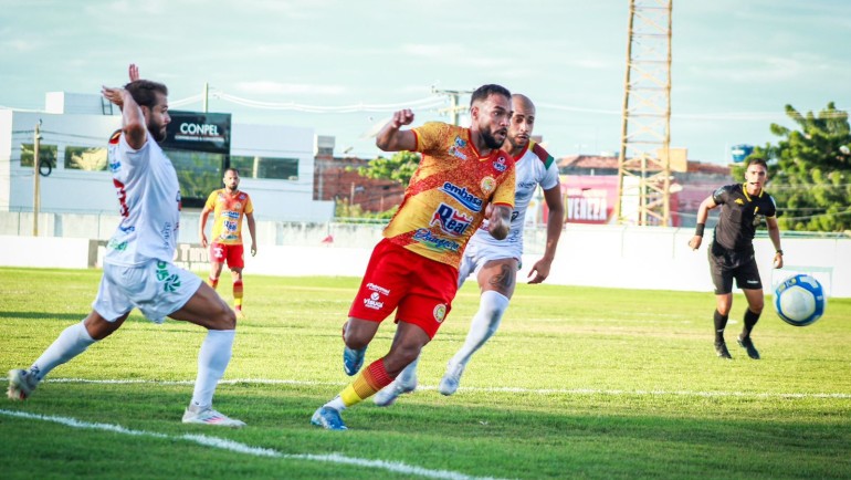 Juazeirense sufocou o Petrolina no Paulo Coelho, mas o gol não saiu