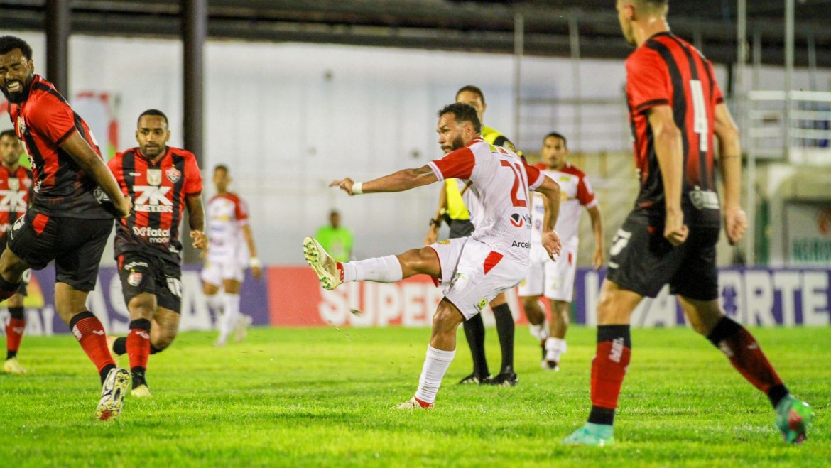 Campeonato Baiano: Numa noite de muitas falhas, Juazeirense perde em casa para o Vitória