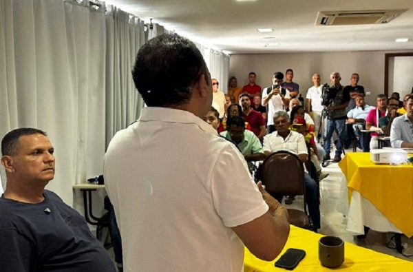 Iniciada a recuperação do gramado do Adauto Moraes. Presidente Roberto Carlos celebra