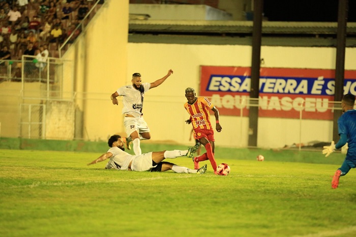 Juazeirense estreia jogando bem, mas parou na retranca do Bahia de Feira
